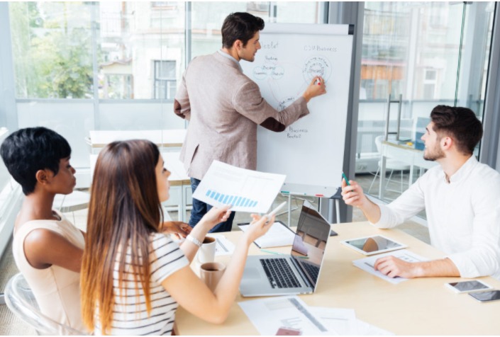 Do inglês a hospedagem, Sindechrsam oferece cursos de qualificação em Manaus