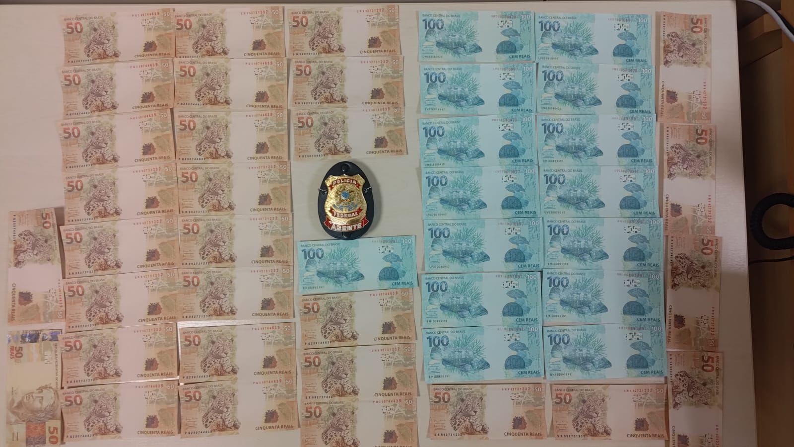 PF prende dupla que recebeu encomenda com dinheiro falso nos Correios em Manaus