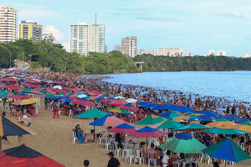 Manauaras aproveitam calor e comemoram o Dia das mães na praia da Ponta Negra