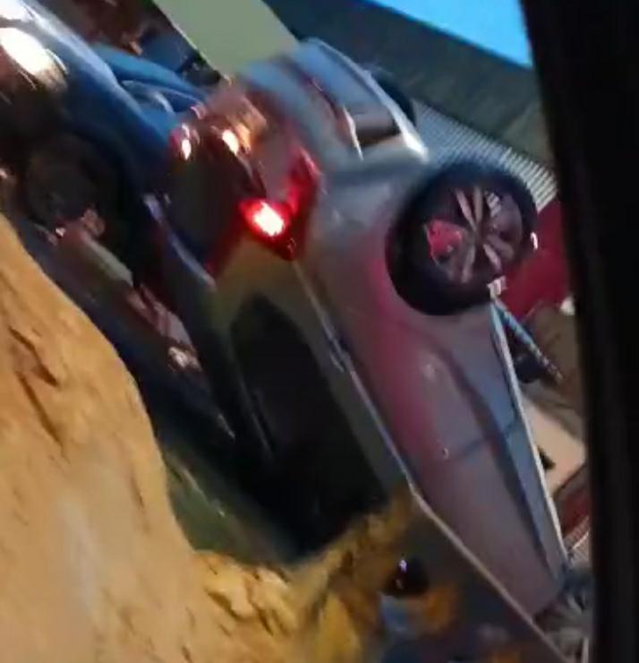 Carro capota em grave acidente durante forte temporal em Manaus