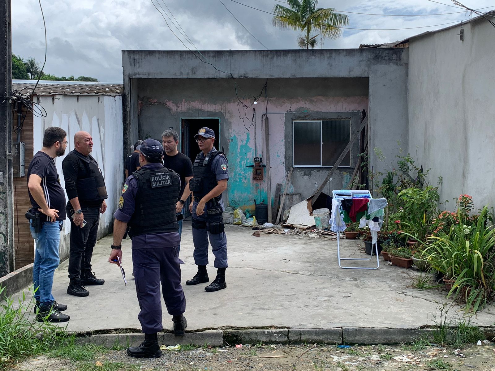 Três pessoas são assassinadas a tiros dentro de casa em Manaus