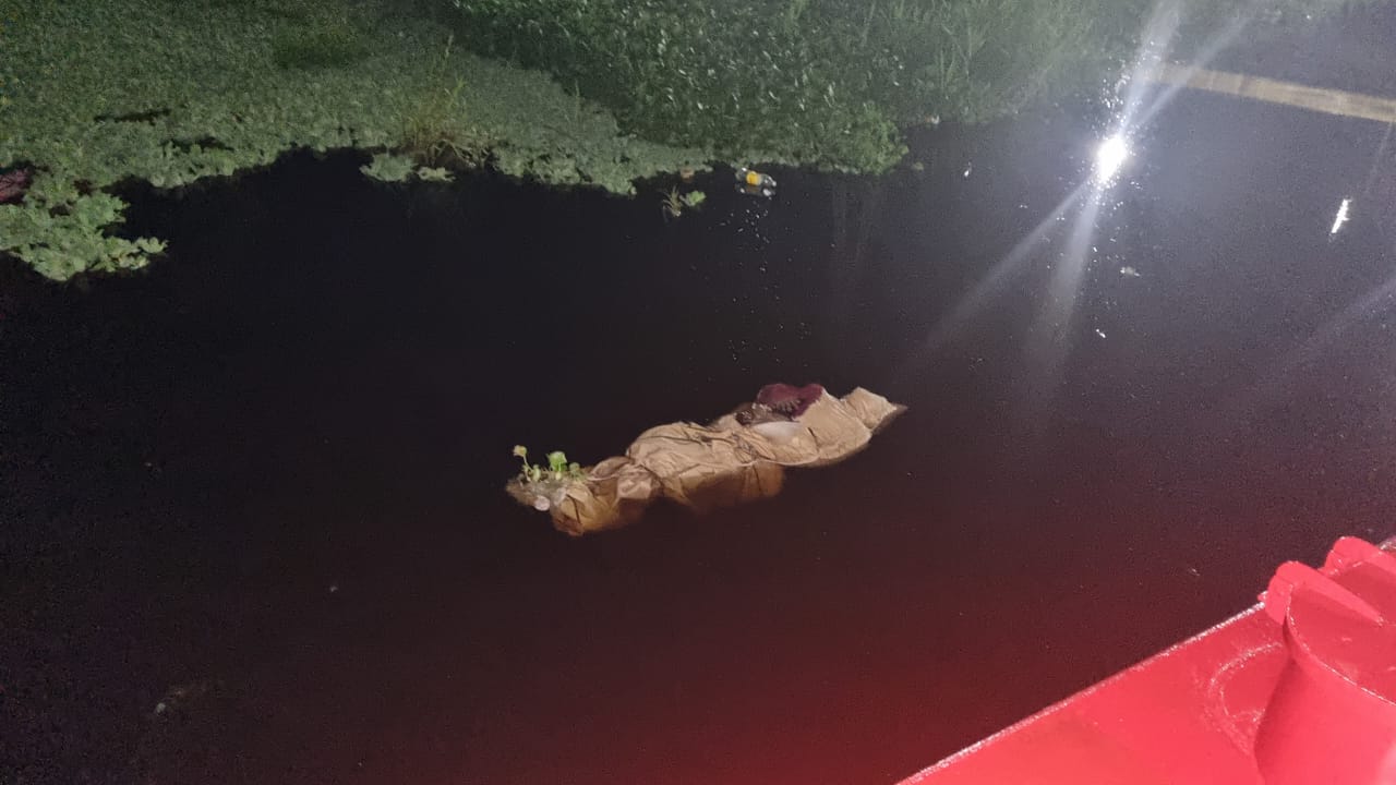 Corpo de mulher é encontrado enrolado em lençol em igarapé de Manaus