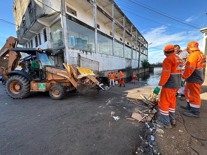 Operação retira 100 barracas irregulares de ruas de Manaus 
