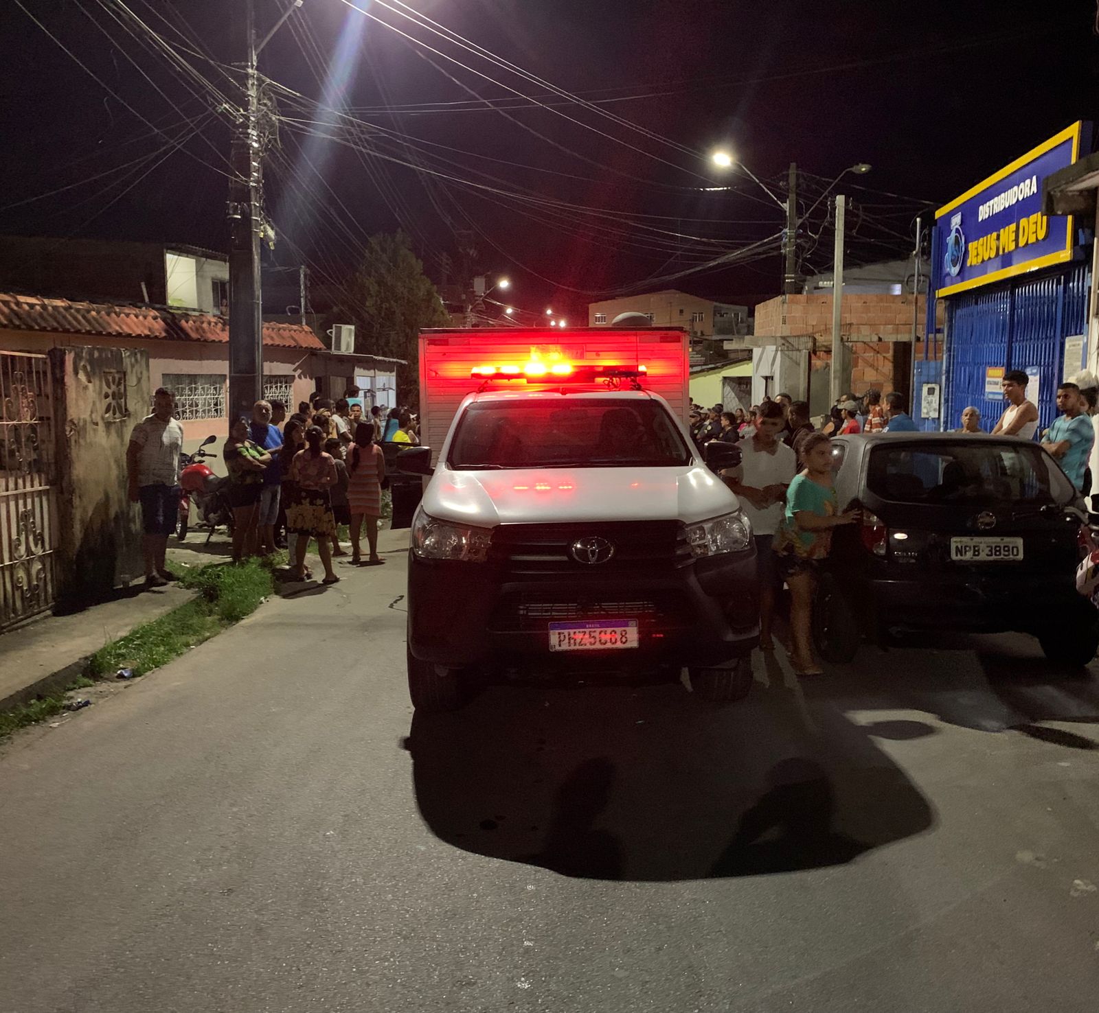 Menina de 2 anos morre atropelada por carro durante acidente em Manaus