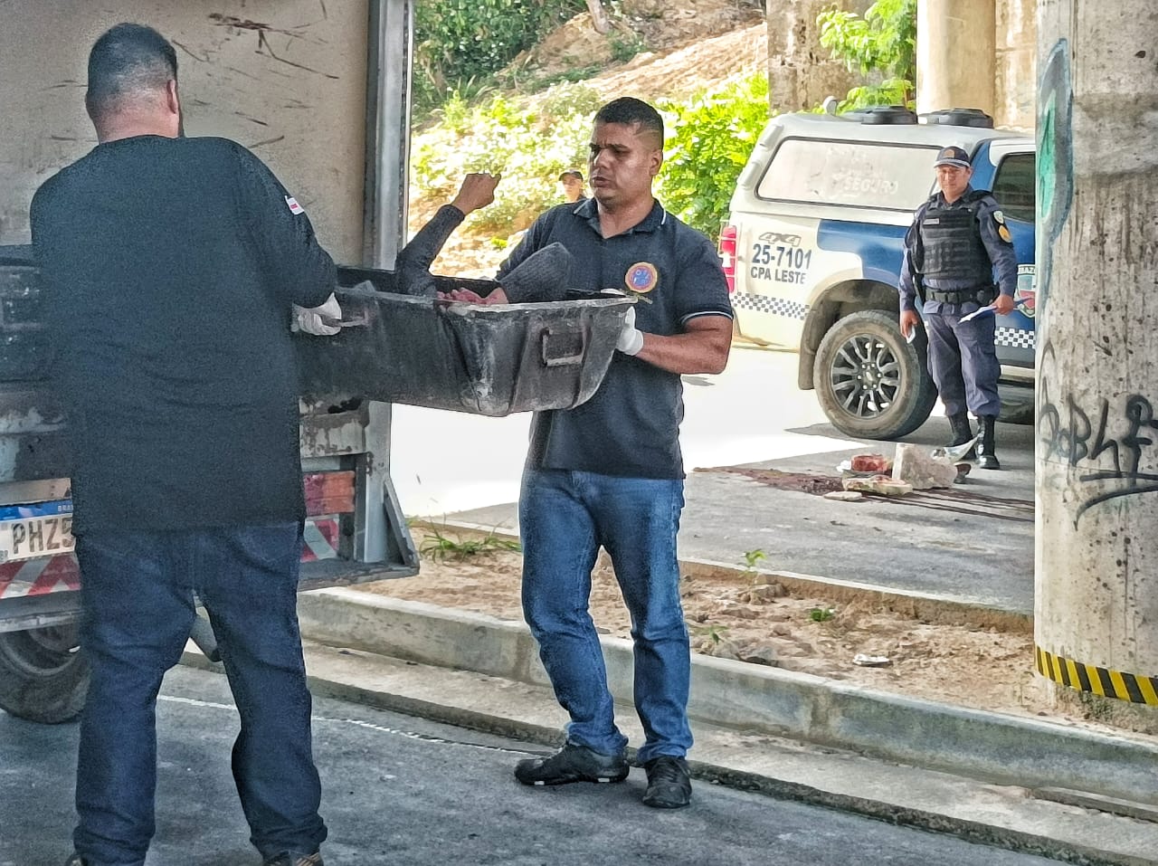 Mulher é achada com faca cravada no pescoço debaixo de viaduto em Manaus