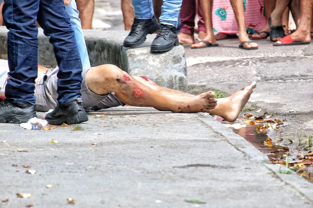 Criminosos perseguem e matam homem na frente de quadra em Manaus 