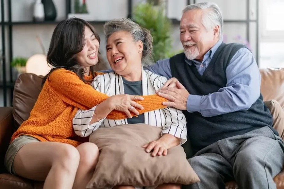 Mulher larga emprego para ser ‘filha em tempo integral’ com salário de quase R$ 3 mil