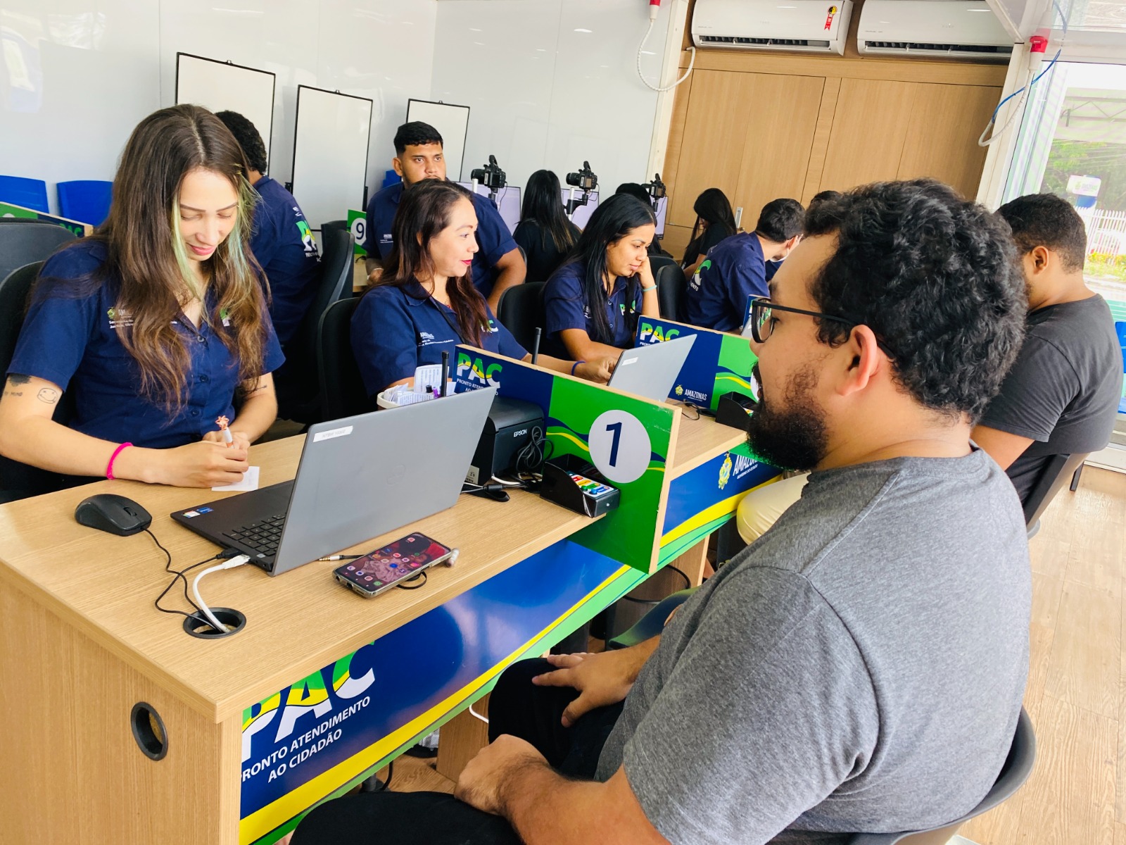 PAC Móvel realiza atendimentos em Manaus com emissão de RG e seguro-desemprego