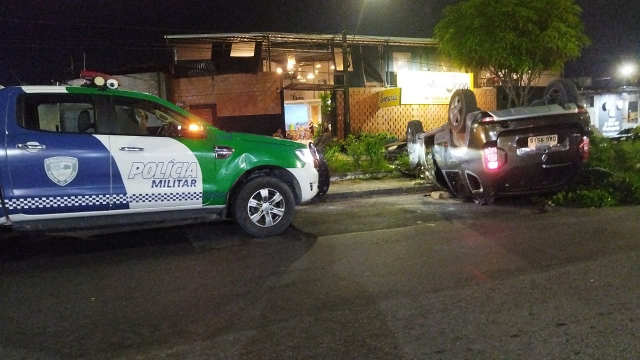 Carro perde direção e capota em acidente em Manaus