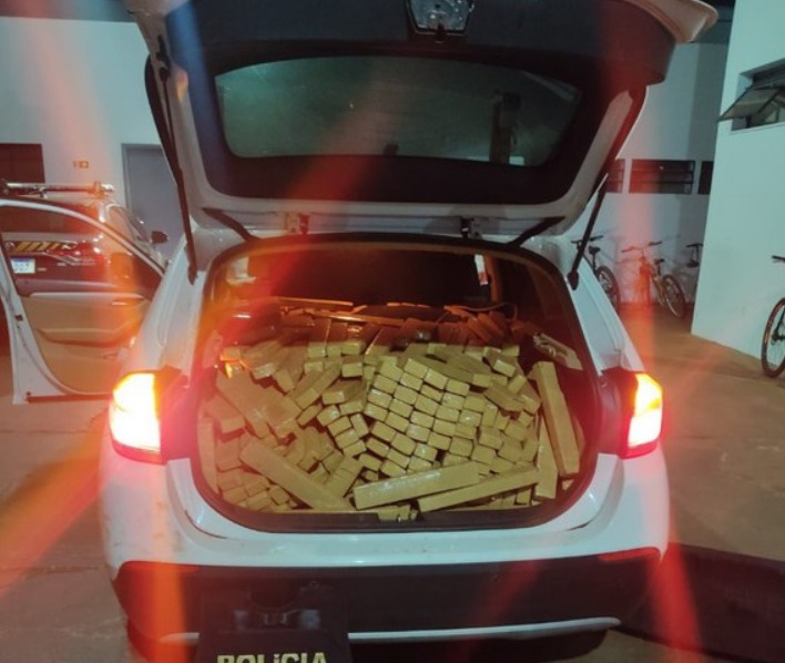 PF flagra carro de luxo com 800 kg de maconha 