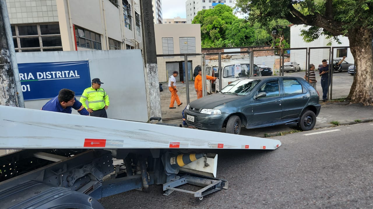 Fiscalização autua mais de 40 veículos em estacionamentos irregulares em Manaus
