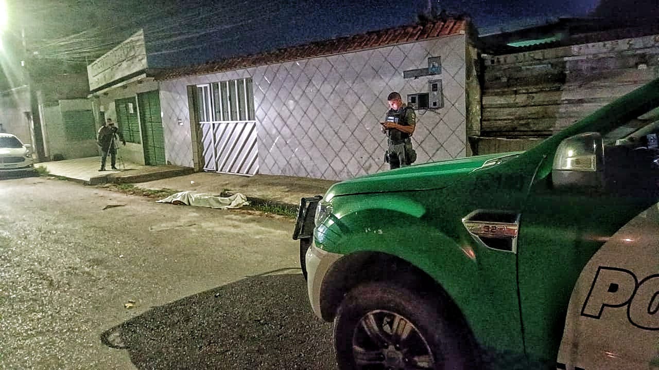 Com mãos amarradas, homem é jogado de carro e morto a tiros em rua de Manaus