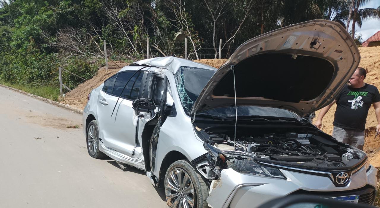 Carro arranca poste em avenida de Manaus e motorista fica ferido