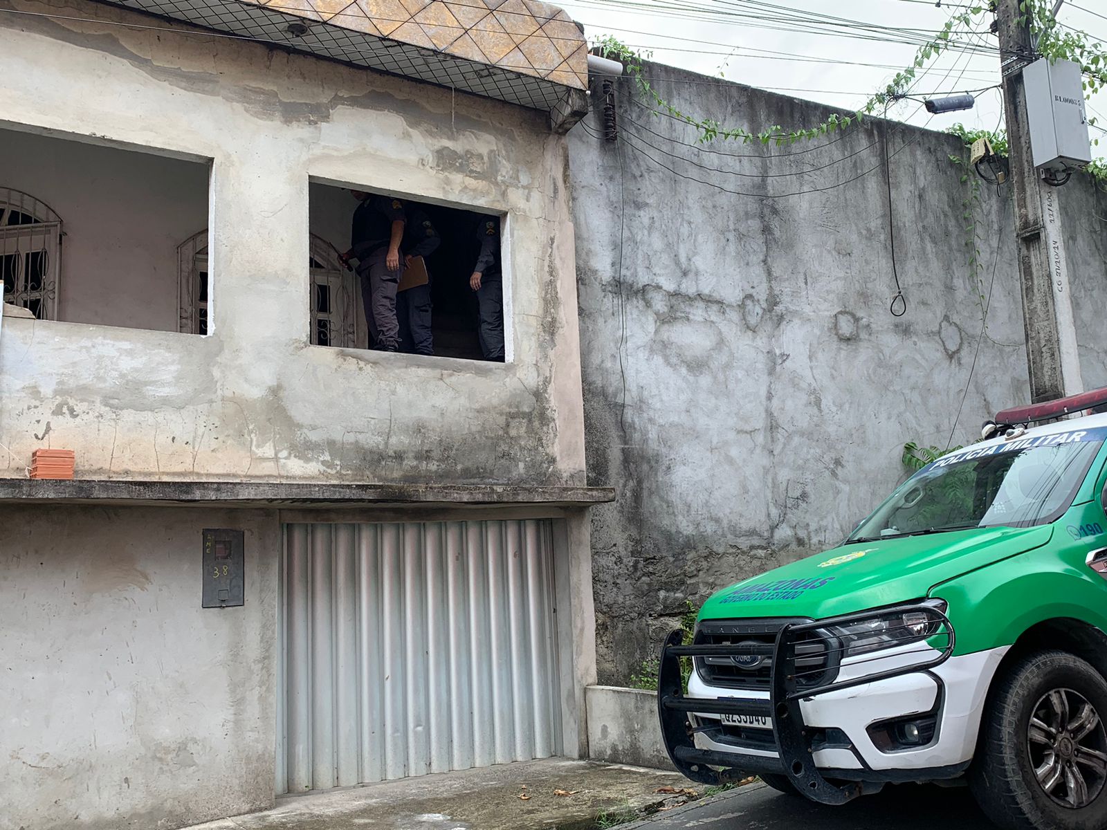 Homem é achado morto com tiro no rosto em cima de laje em Manaus