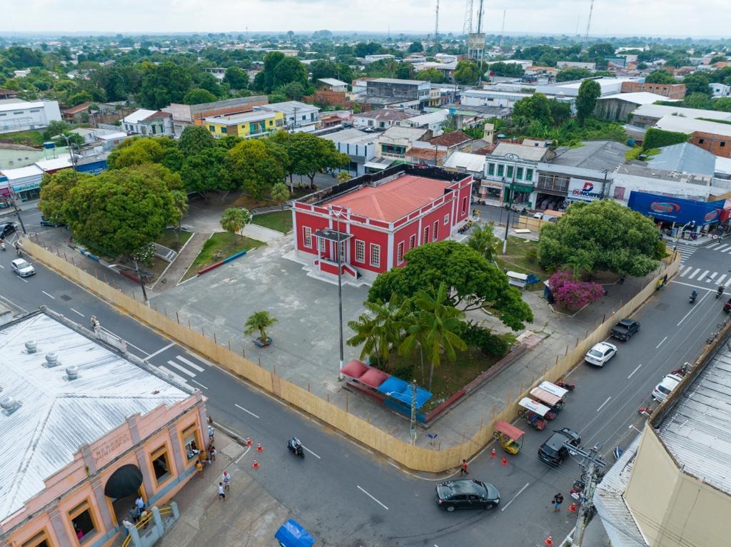 Temporal causa danos e alagação em várias partes de Parintins
