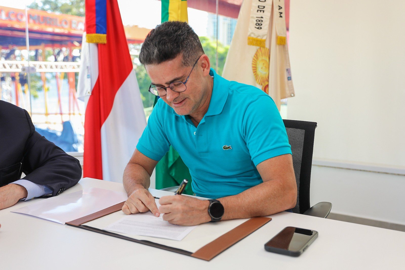 Prefeitura de Manaus anuncia para julho metade do 13º e aumento do auxílio-alimentação