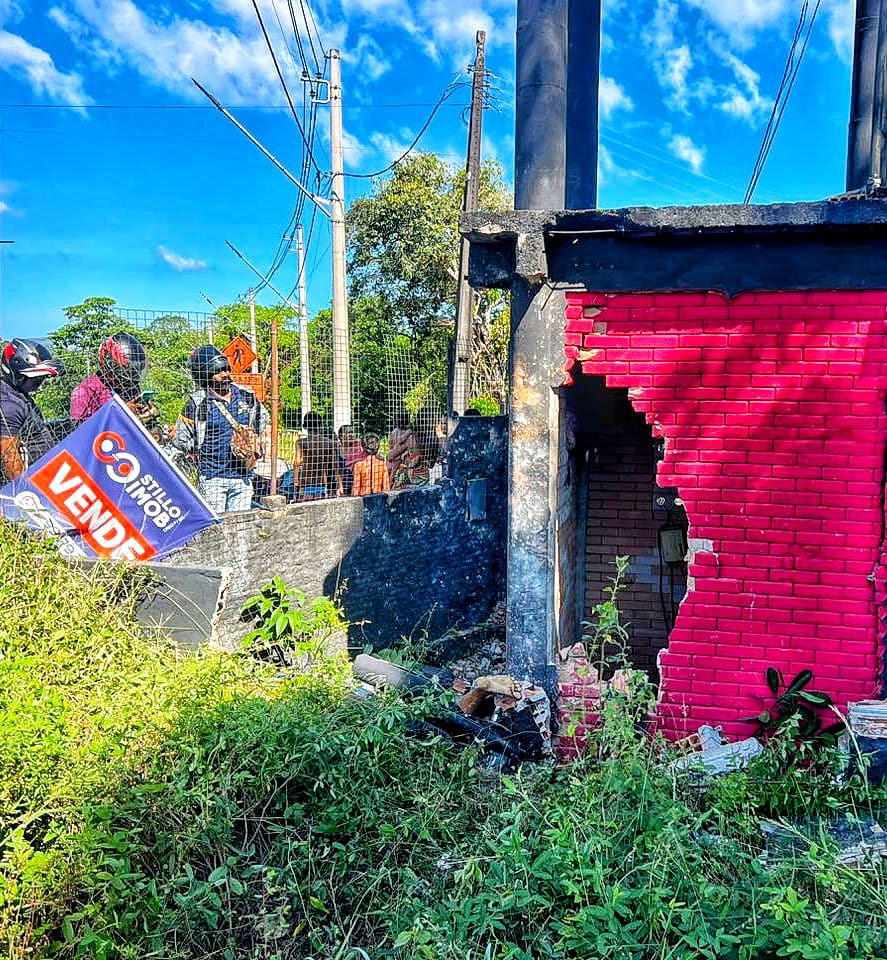 Motociclista é achado morto após atravessar parede de imóvel durante acidente em Manaus