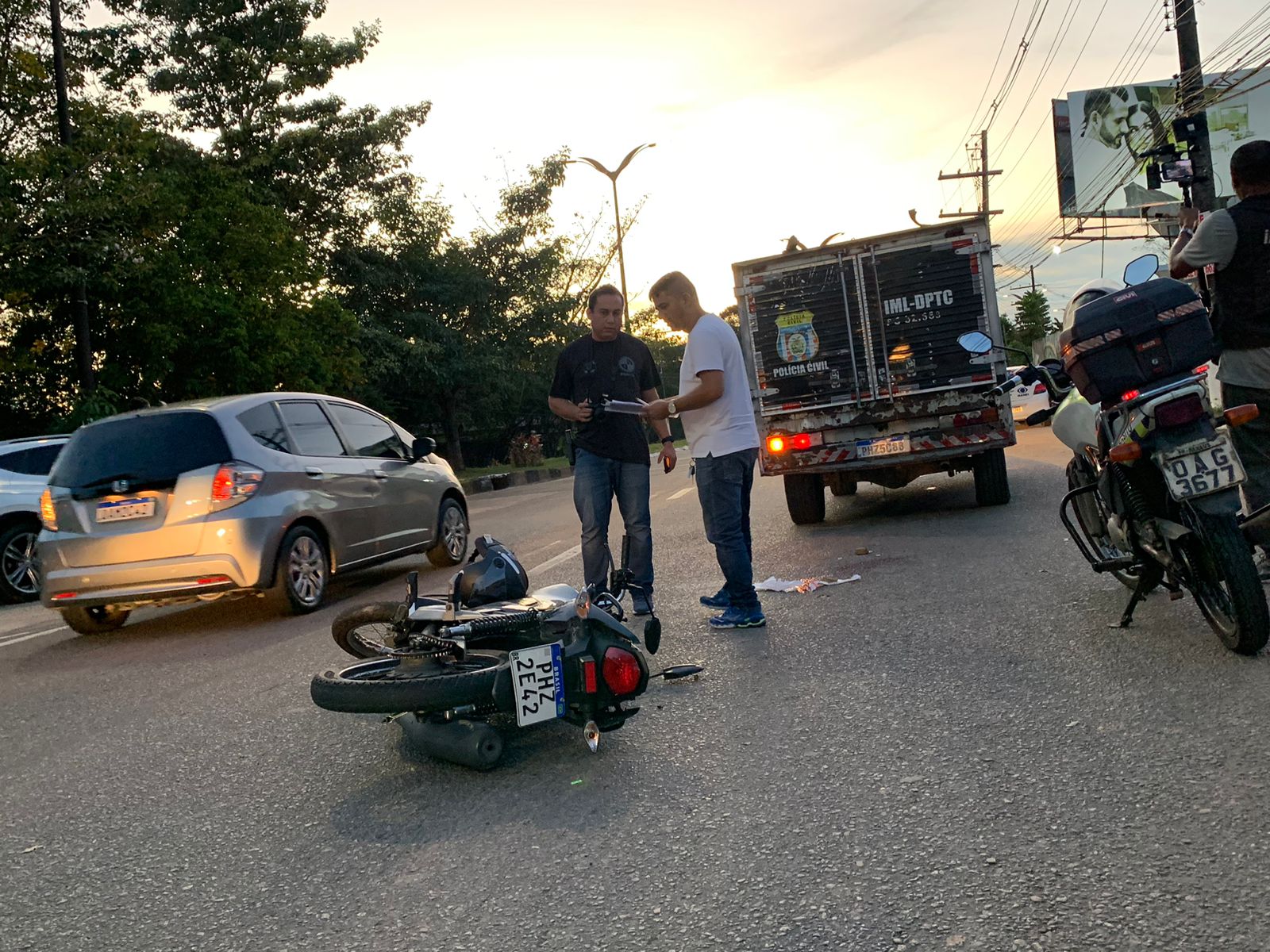 Entregador morre ao ser arremessado durante acidente em avenida de Manaus