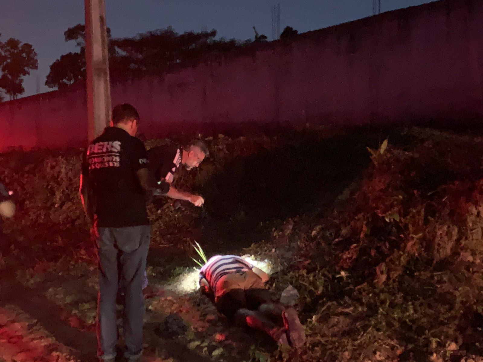 Com mãos amarradas, corpo é encontrado em rua deserta de Manaus
