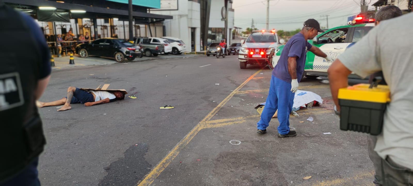 Clientes são executados a tiros ao saírem de bar em avenida de Manaus