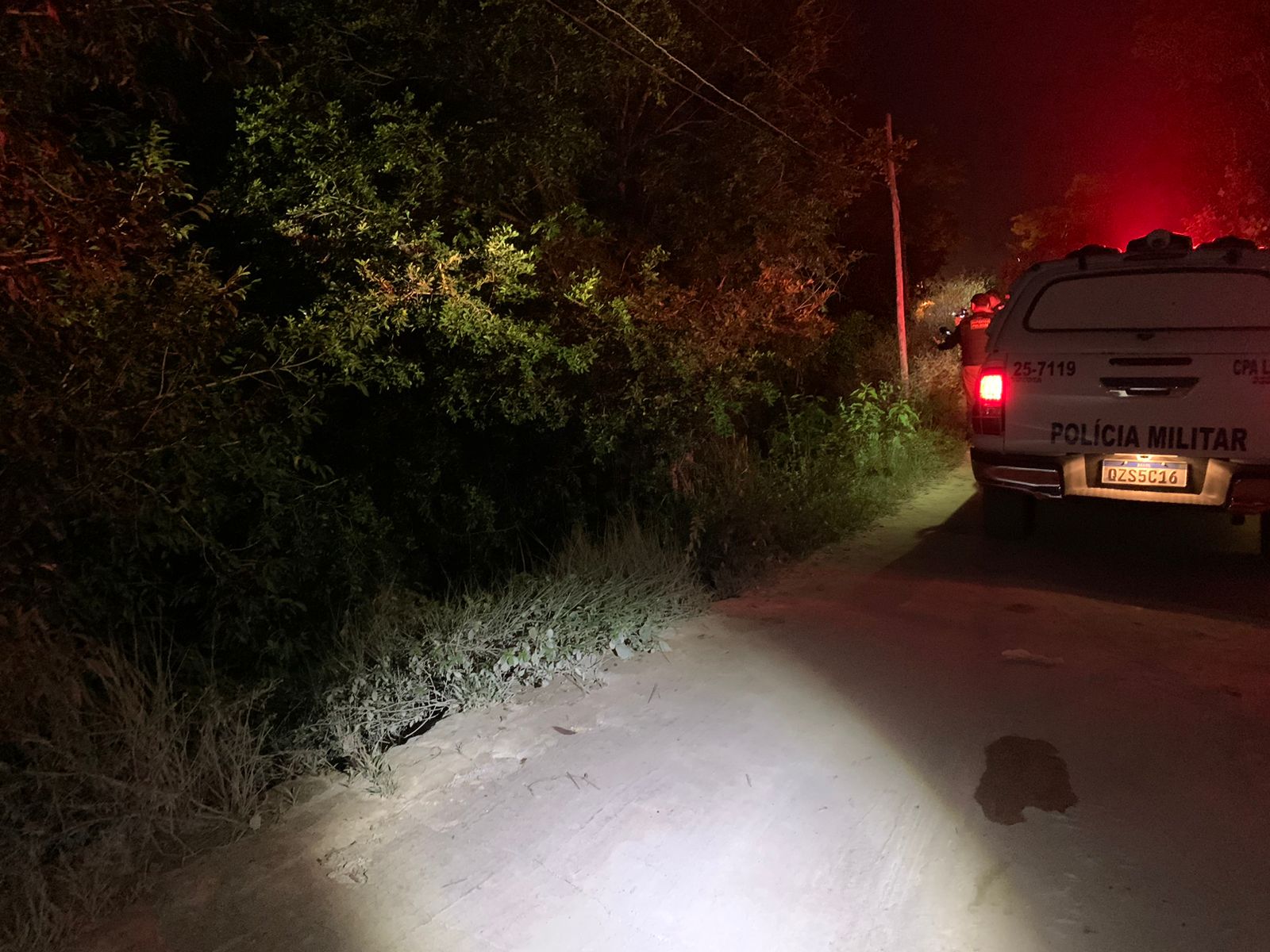 Homem é executado em matagal e bilhete é deixado ao lado de corpo em Manaus