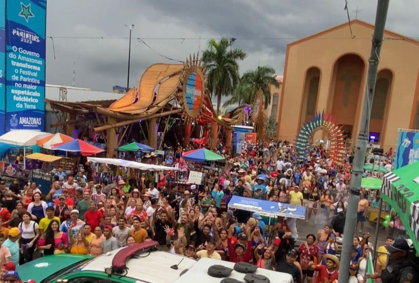 David Assayag arrasta multidão no Trio Panavueiro e Parintins 