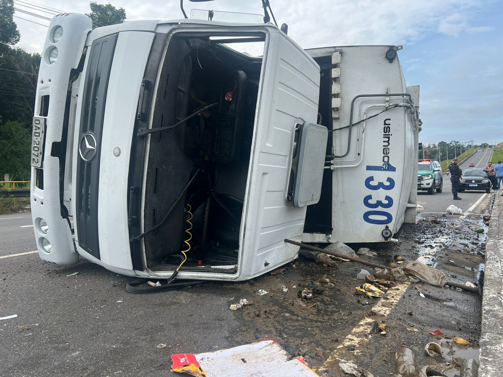 Caminhão de lixo tomba em avenida durante acidente em Manaus