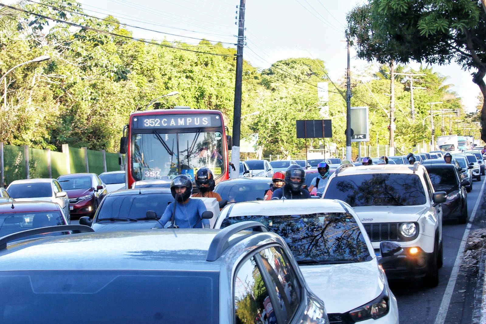 Trânsito fica travado após acidente que matou mototaxista em avenida de Manaus
