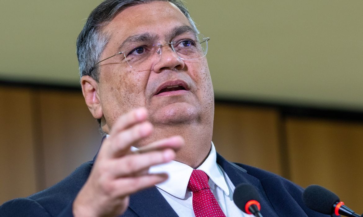 Dino propõe usar recursos do fundo Amazônia para equipar segurança pública