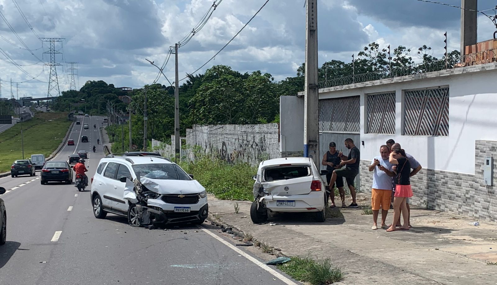 Carro ‘rodopia’ na pista e outro bate contra poste durante acidente em Manaus