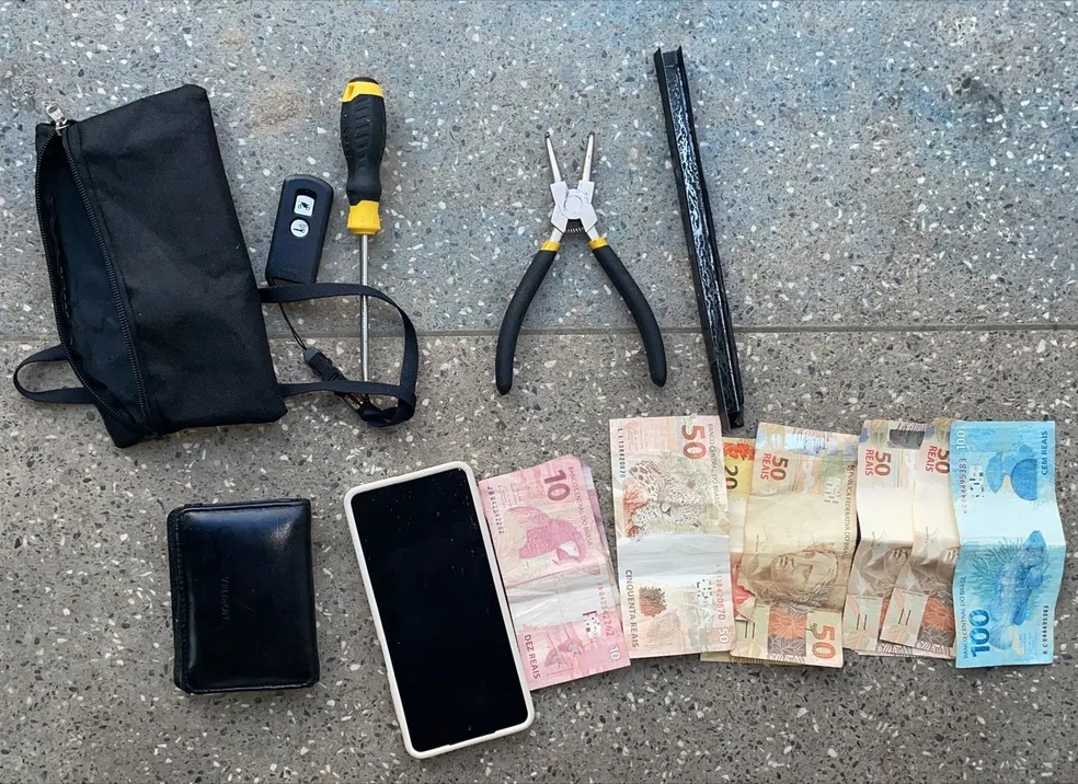 Homem tenta instalar 'chupa cabra' em caixa eletrônico para clonar cartões e é preso