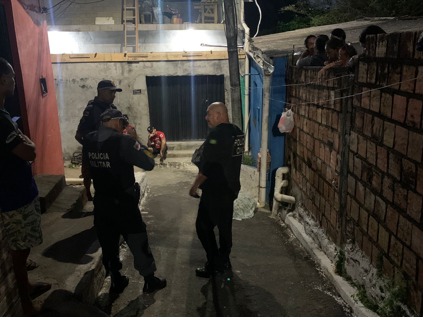 Pai ouve tiros na frente de casa e encontra filho morto ao lado de bilhete em Manaus