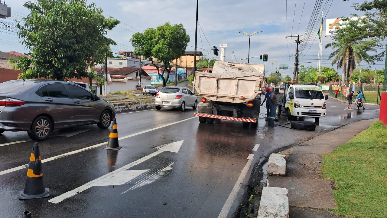 Pneu de caçamba estoura e causa congestionamento na Avenida Rodrigo Otávio