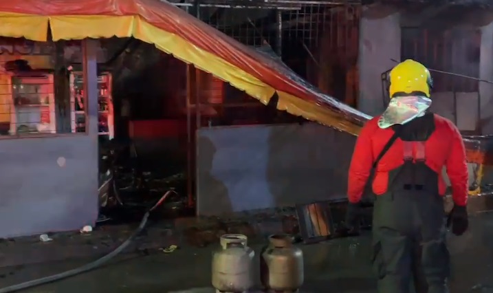 Lanchonete fica destruída após pegar fogo em Manaus
