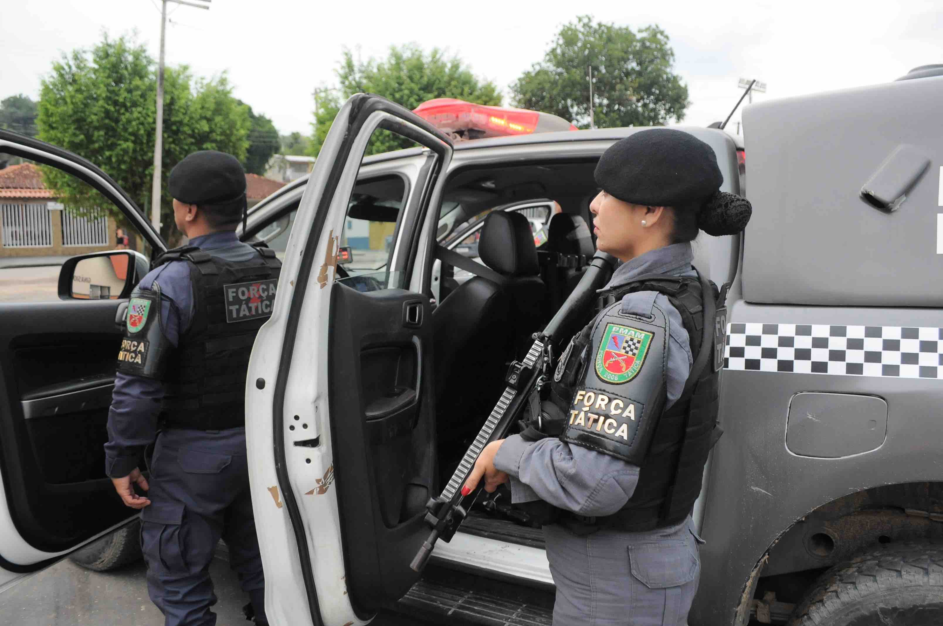 Homem tenta se esconder e é preso com mais de 3,5kg de drogas no Amazonas