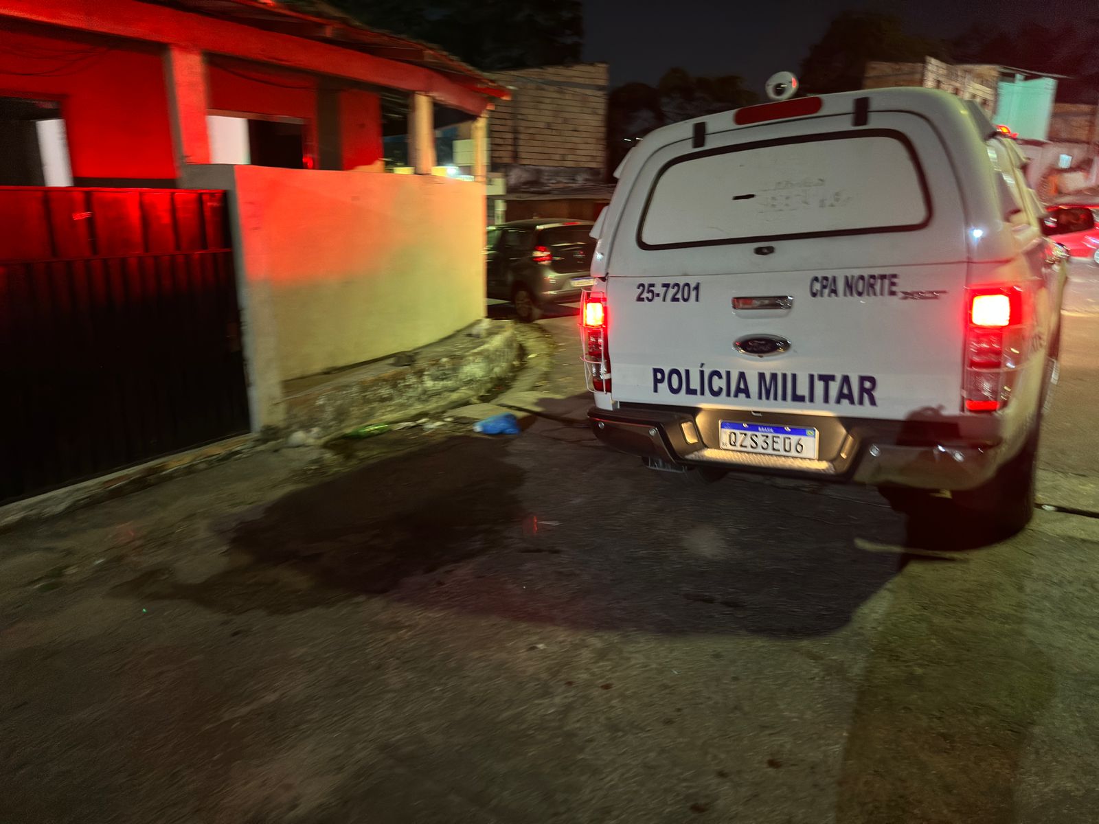 Jovem é morto a tiros e mãe é baleada ao tentar defendê-lo em Manaus