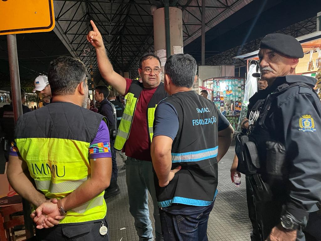 Comércio ilegal de alimentos é fiscalizado nos terminais de ônibus em Manaus