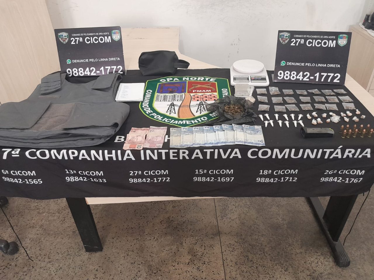 Homem é preso com colete balístico, munições e drogas após tentar fugir pelo telhado de casas em Manaus