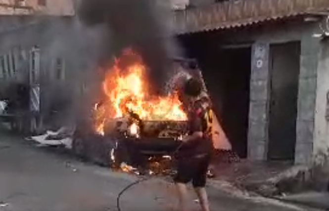 Homem é preso após atear fogo em carro da família em Manaus