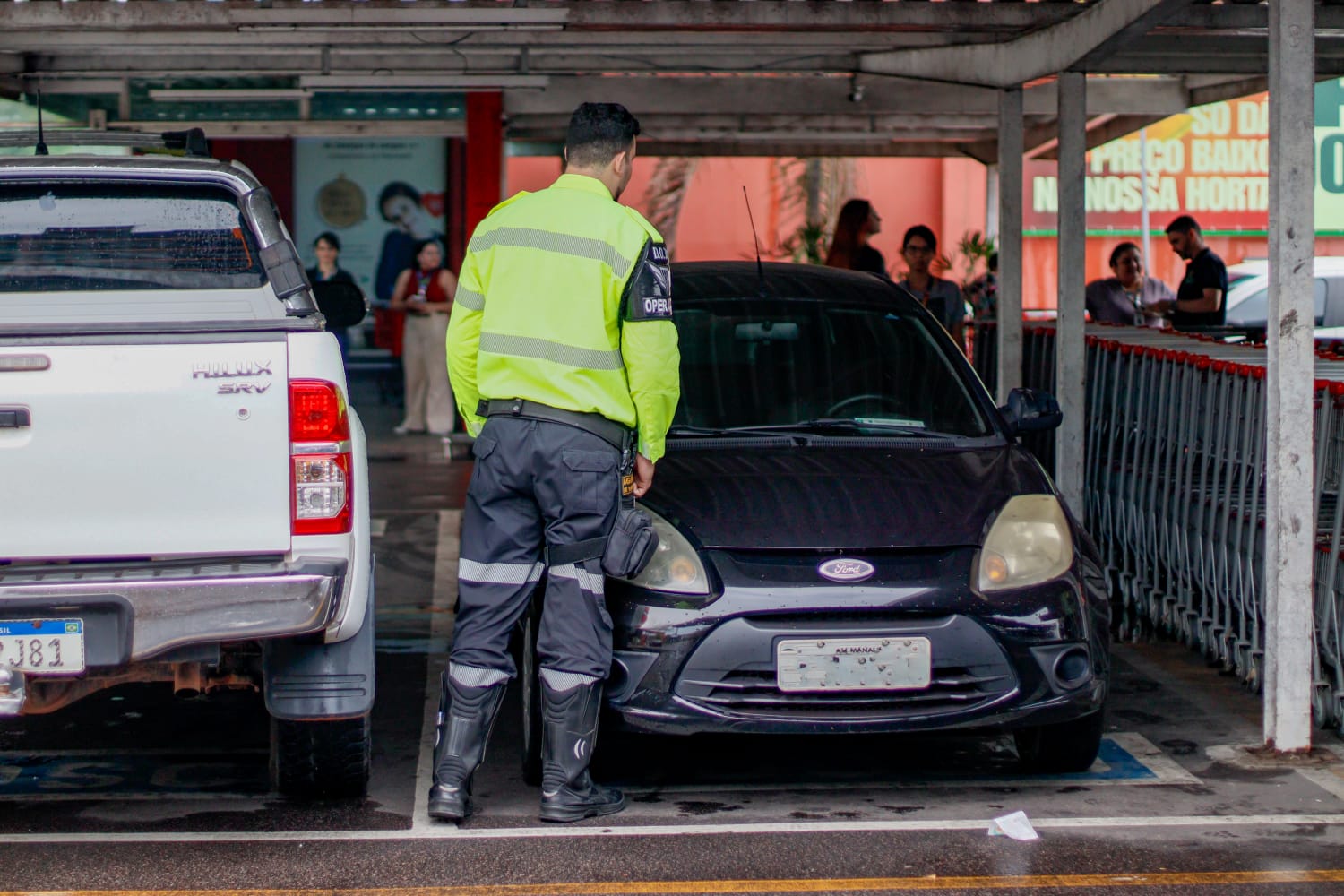 Dez motoristas são notificados por uso indevido de vagas especiais em Manaus