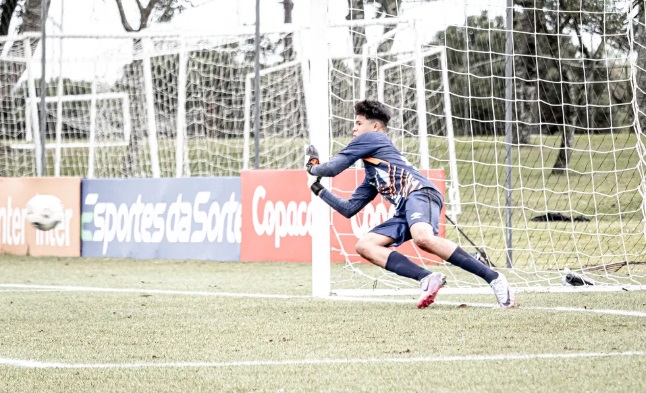 Sub-13: Filho de Eliza Samudio defende pênaltis em decisão pelo Athletico