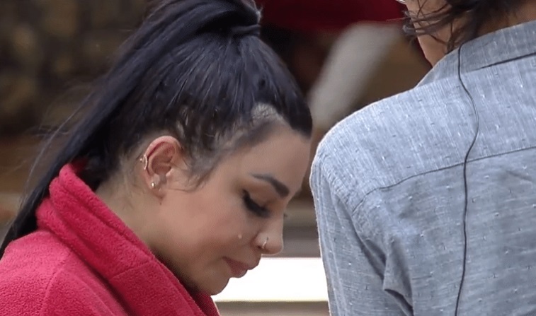 Jenny chora de saudades de Bia Miranda: 'Quero falar com ela'