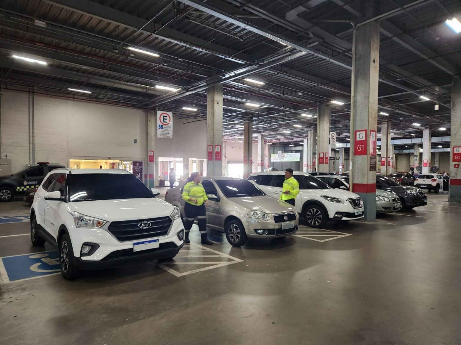 Mais de 20 motoristas são autuados em vagas especiais em supermercados de Manaus