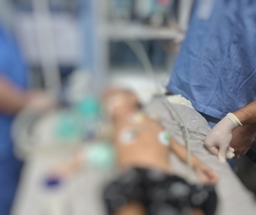 Criança de 2 anos é internada em estado grave após ser espancada pelo marido da tia em Manaus