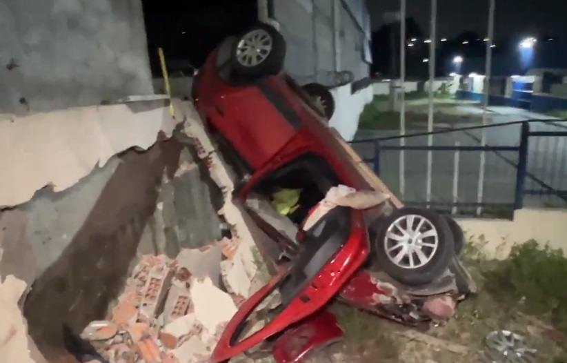 Carro fica destruído após capotar e bater em muro em Manaus