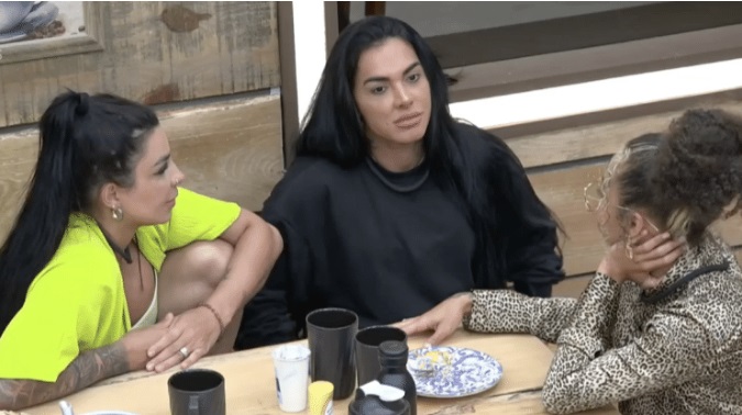 Peoas conversam sobre Cariúcha e Henrique: 'Ele dá mole, mas namora'