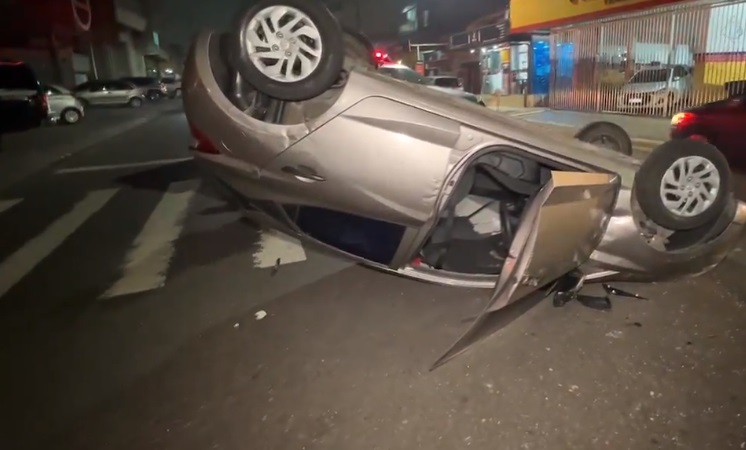 Carro capota e motorista fica preso às ferragens em grave acidente em Manaus