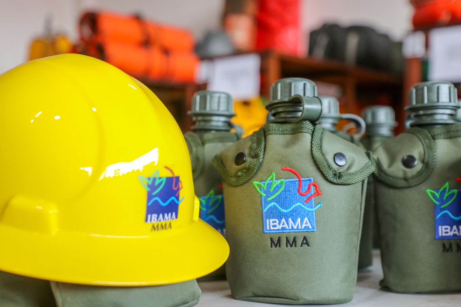 Amazonas recebe kits do Ibama para apoiar no combate às queimadas