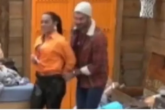 Simioni passa a mão nas partes íntimas de Shay, que reage: 'Que é isso?' 