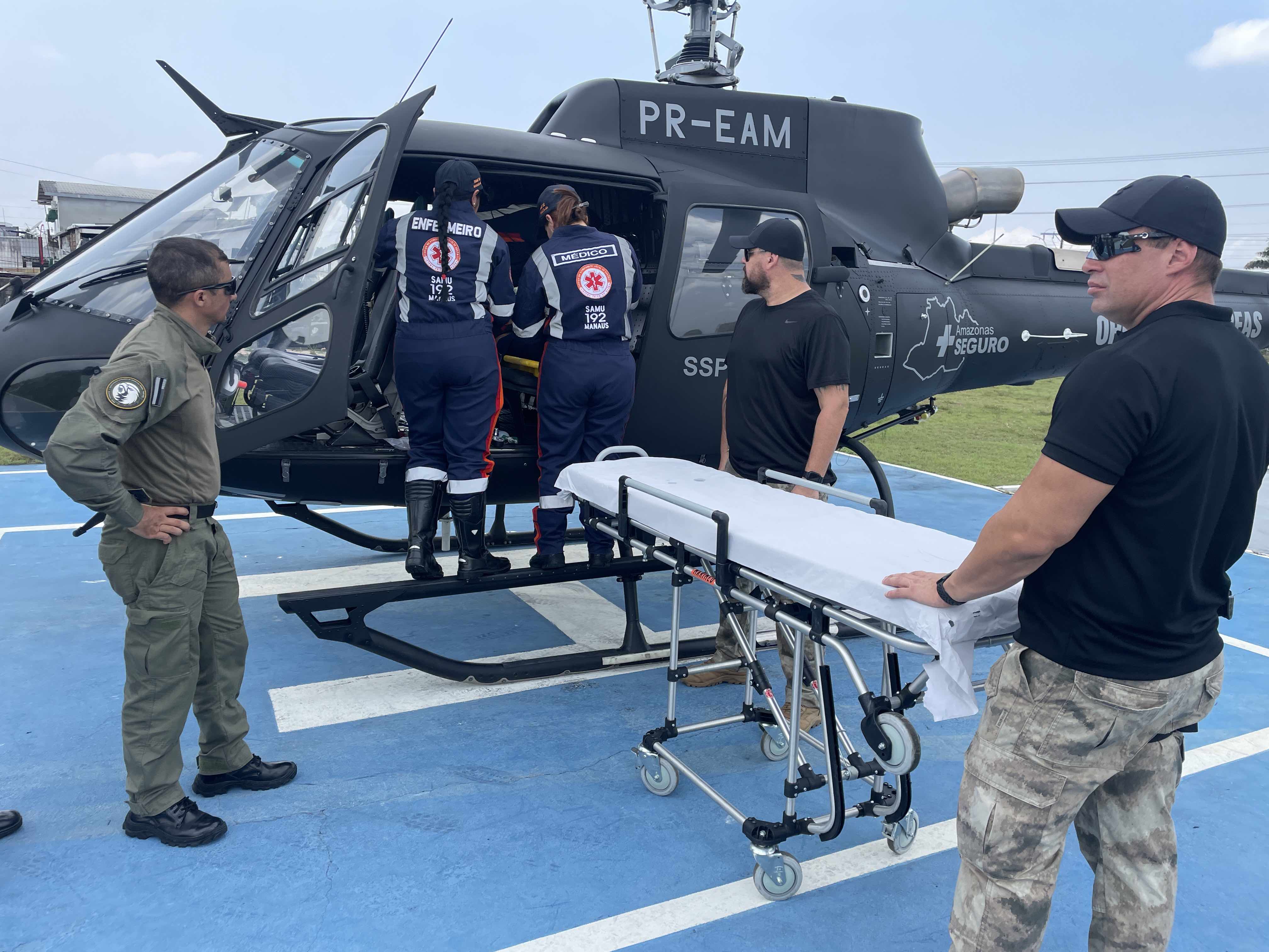 Ribeirinhos afetados pela seca são levados de helicóptero para hospitais no Amazonas